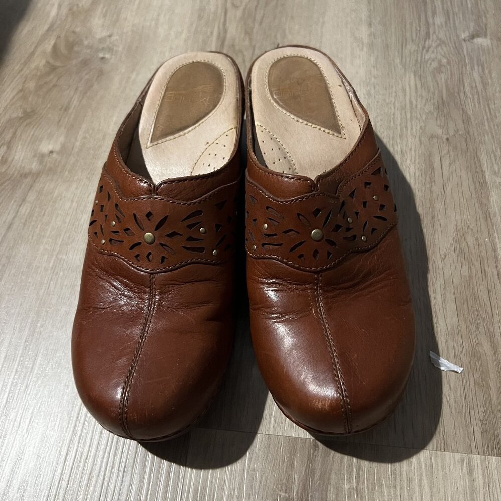 Dansko Womens Brown Leather Slip-On Clogs With Cutout Design & Cushioned Insoles